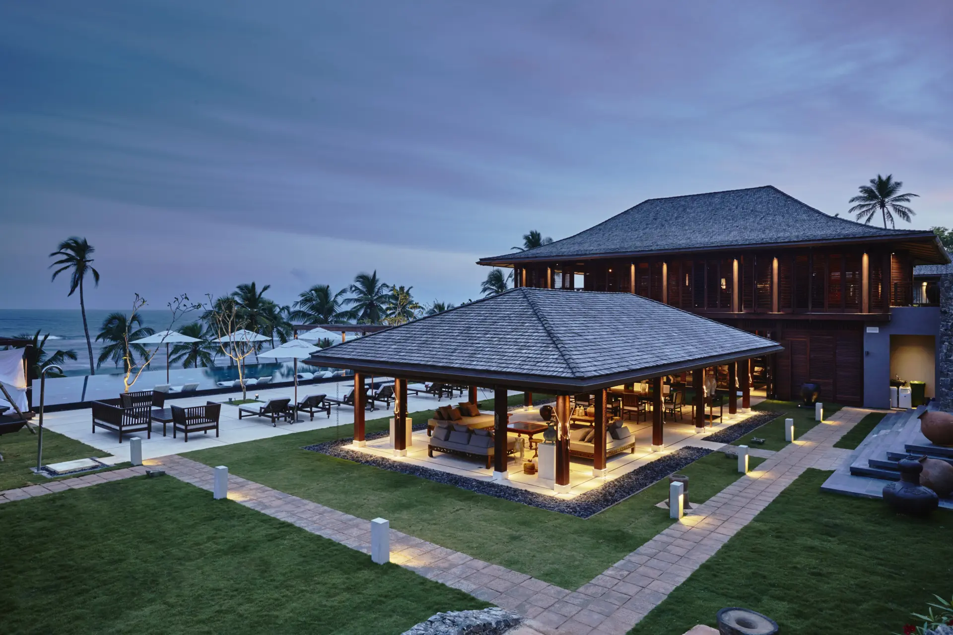 Poolområde og lounge på Ani Villas på Sri Lanka