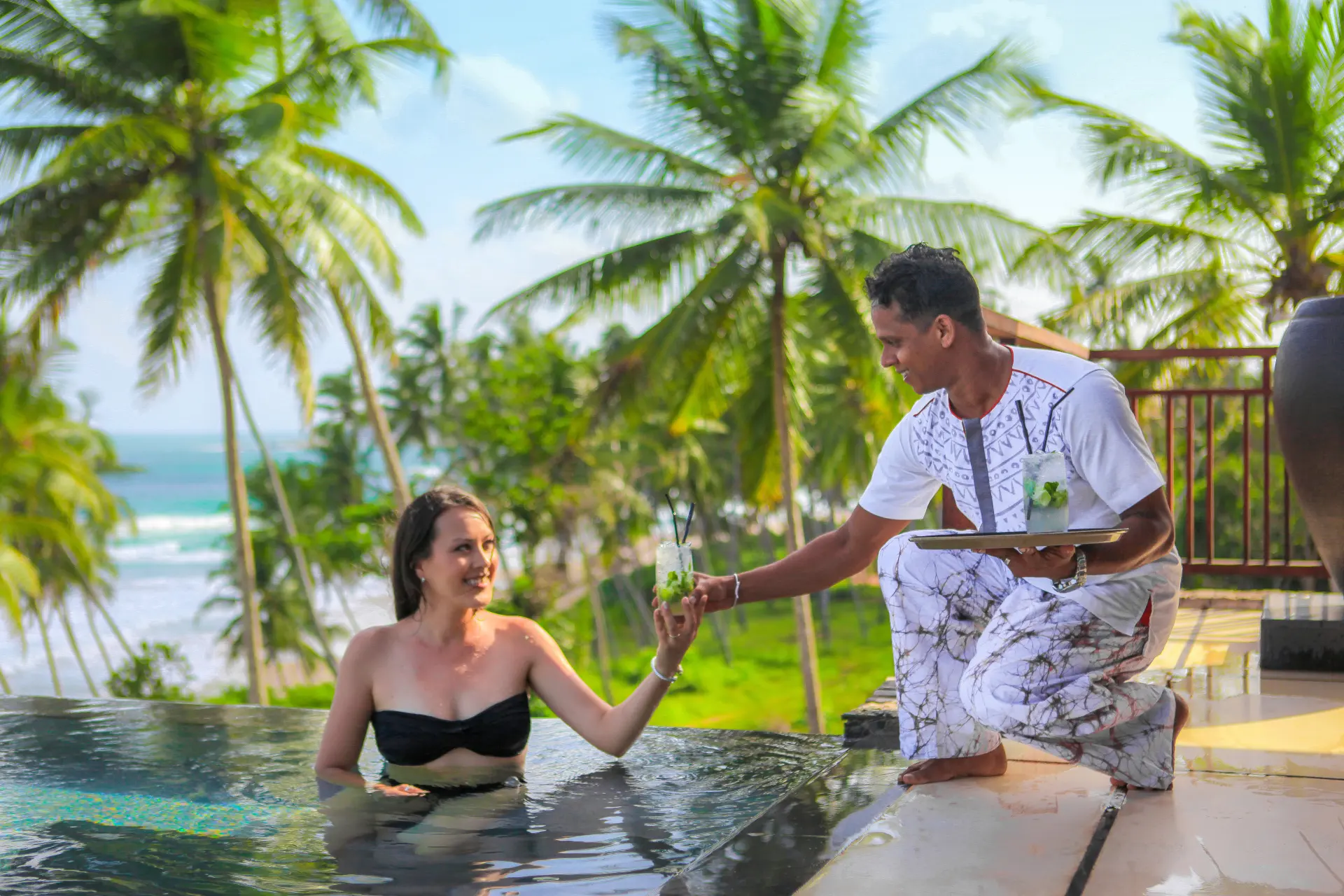 En pige nyder en drink i poolen på Ani Villas på Sri Lanka