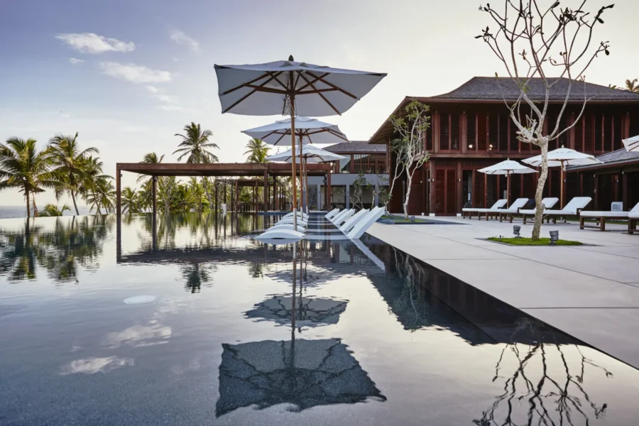 Ani Villas på Sri Lanka, poolområde med liggestole i vandet