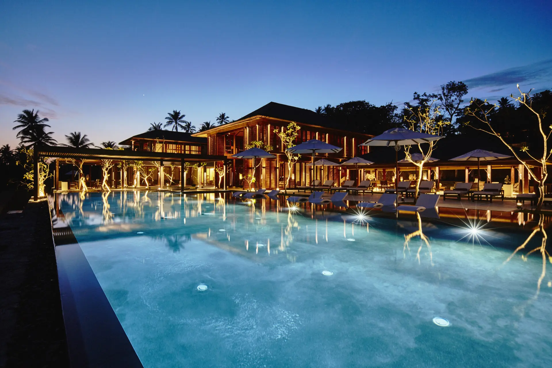 Poolområdet om aftenen på Ani Villas på Sri Lanka
