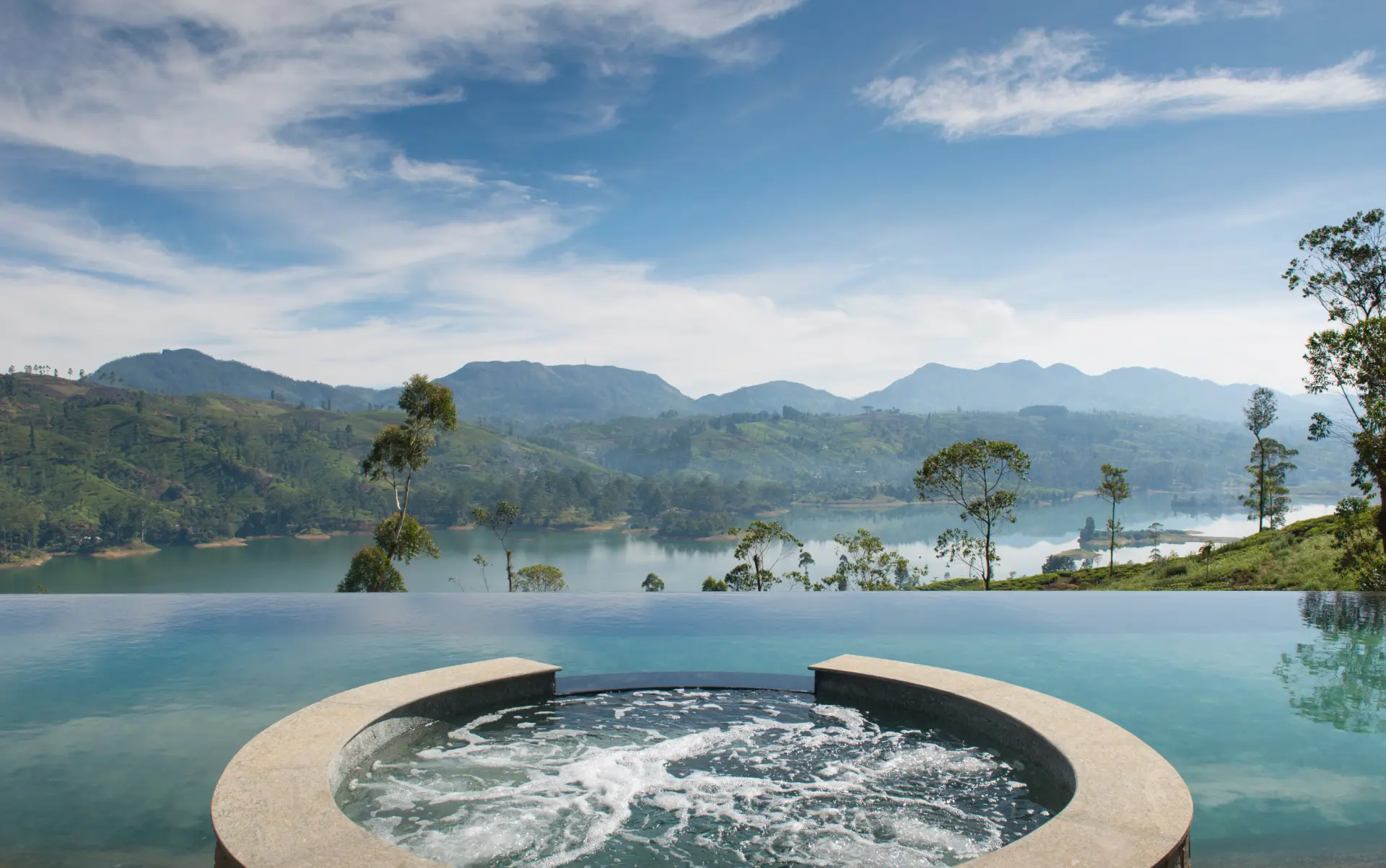 Pool med udsigt over denne flotte flod på Ceylon Tea Trails på Sri Lanka