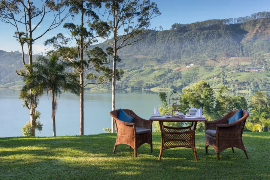 Ceylon Tea Trails på Sri Lanka, borddækning på græsset med en flot udsigt
