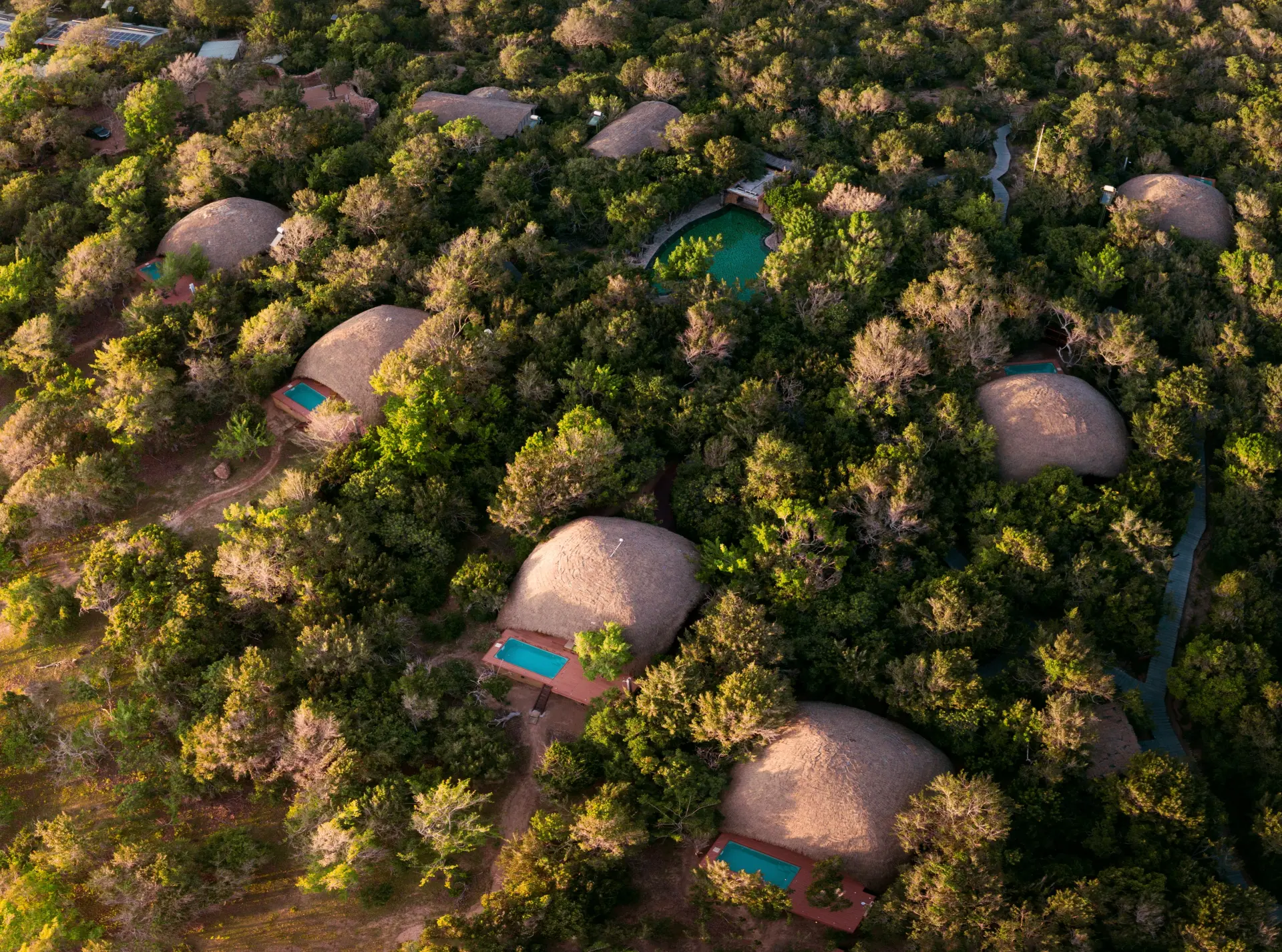 Chena Huts på Sri Lanka, luftfoto af poolvillaer