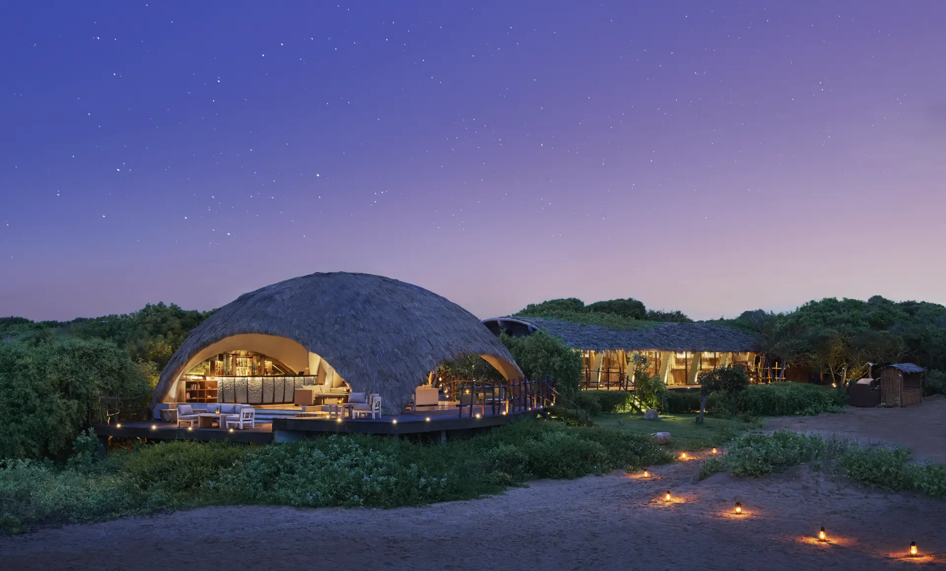 Chena Huts på Sri Lanka, udendørs om aftenen