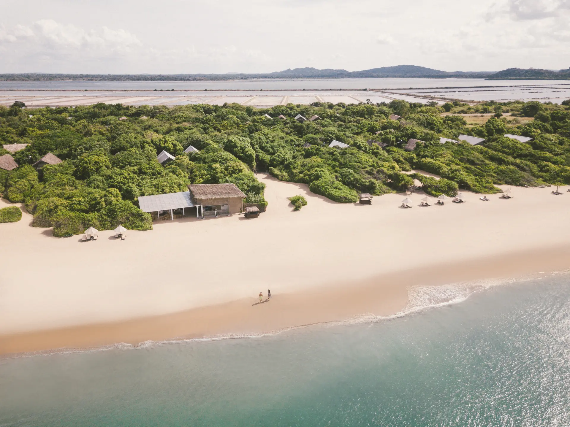 Jungle Beach på Sri Lanka, panorama billede af stranden og hotellet