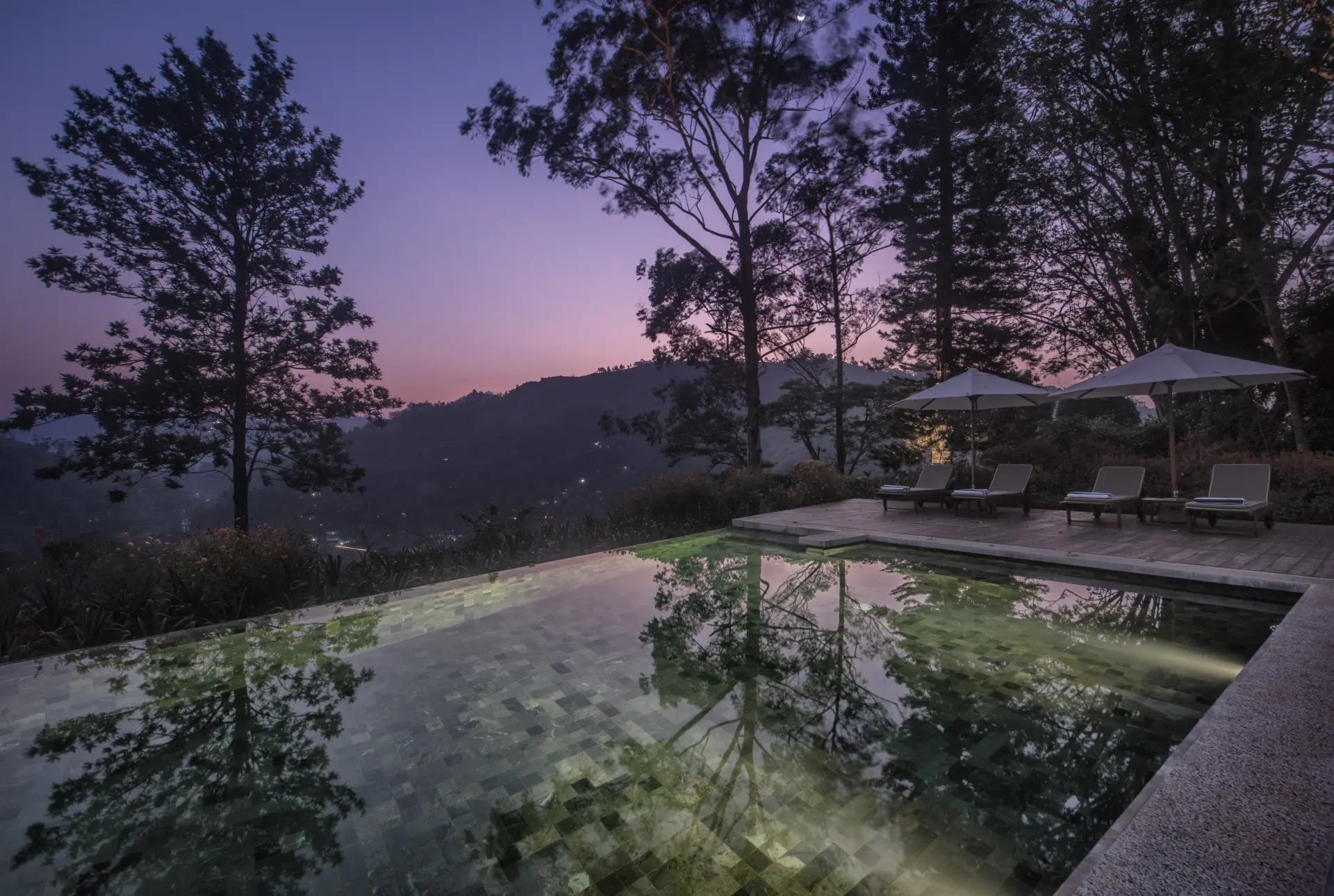 Pool området om aftenen på Nine Skies Kandy på Sri Lanka
