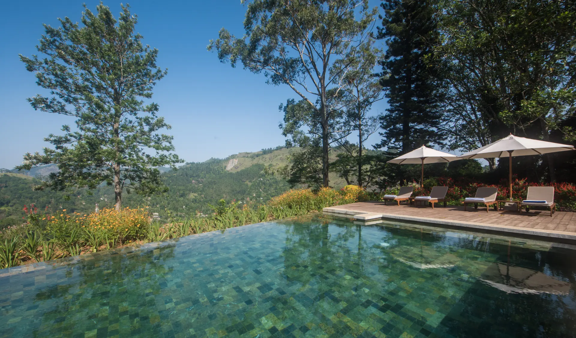 Poolområde med solsenge på Nine Skies Kandy på Sri Lanka