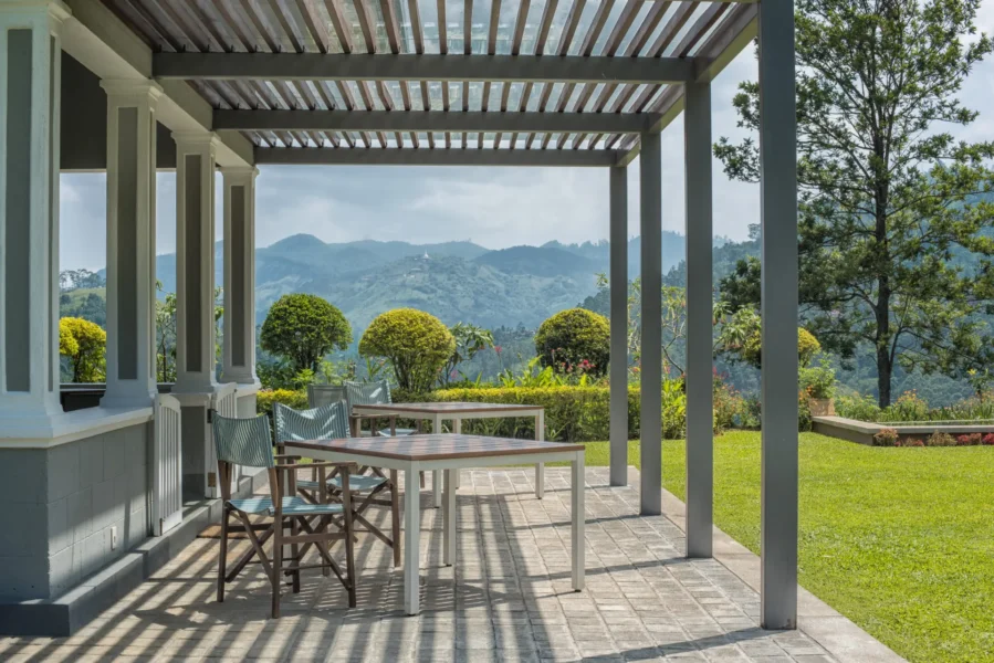 Udendørs terrasse med flot udsigt på Nine Skies Kandy på Sri Lanka