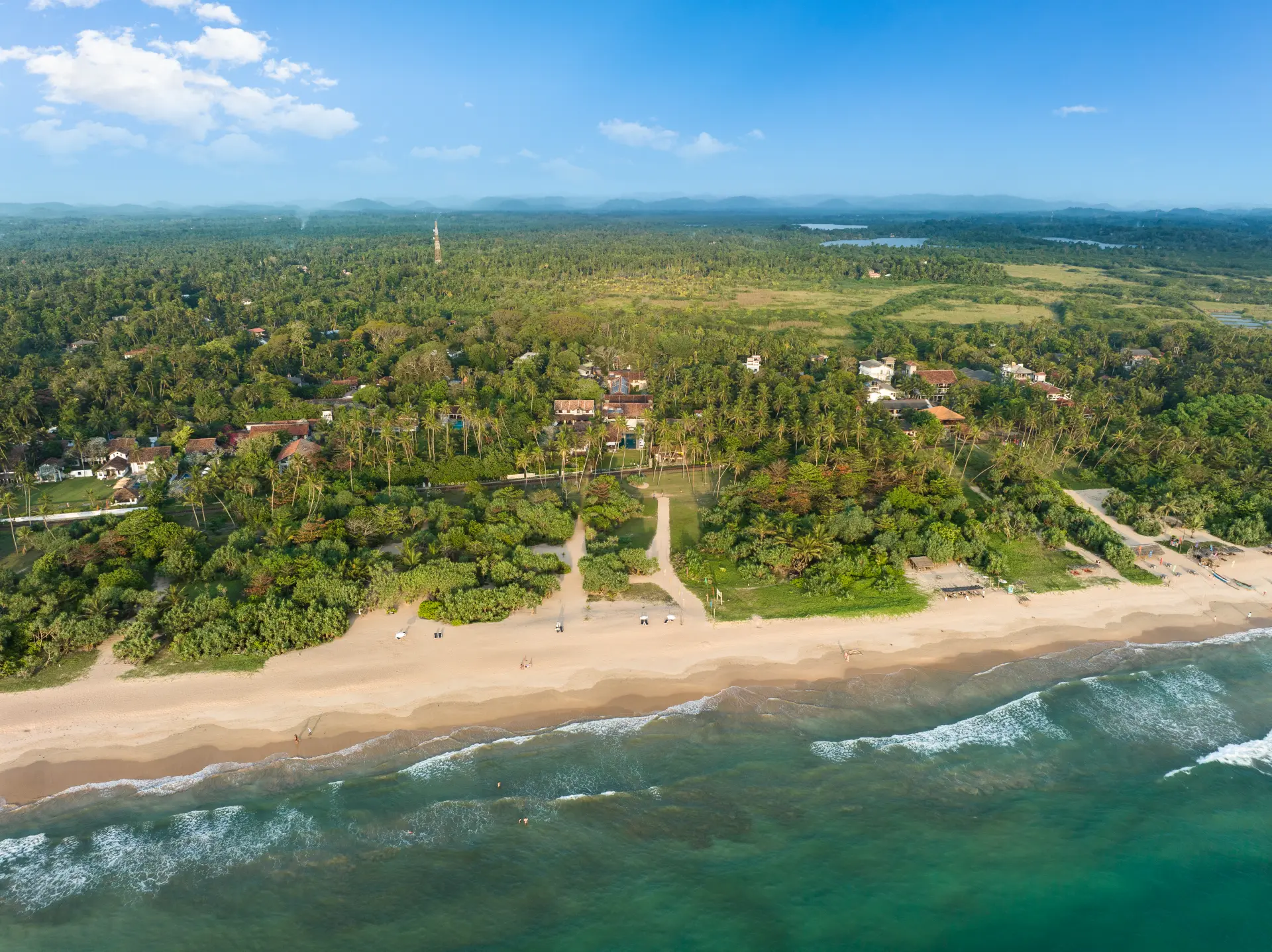 Resortet og stranden på The Lodge House Taru Villas på Sri Lanka