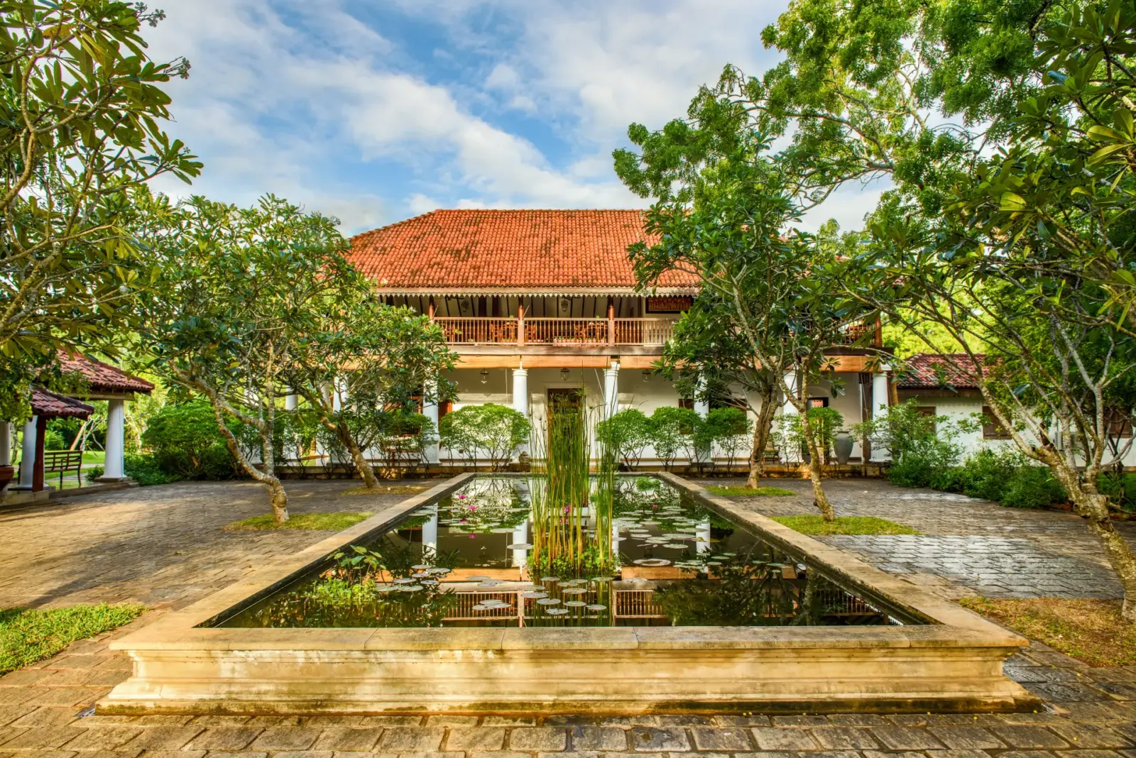 Indgangspartiet med springvand til Ulagalla på Sri Lanka