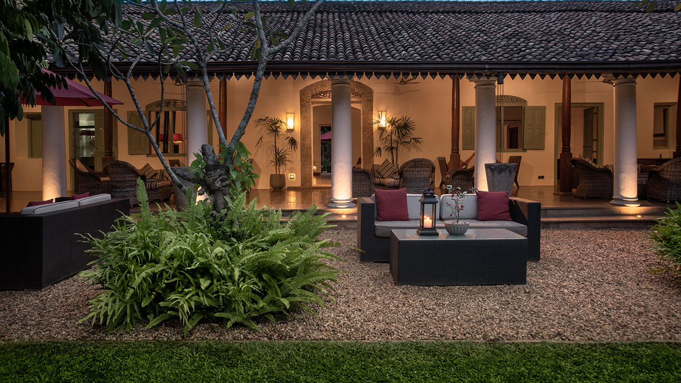 Indgang og terrasseområde på Wallawwa på Sri Lanka