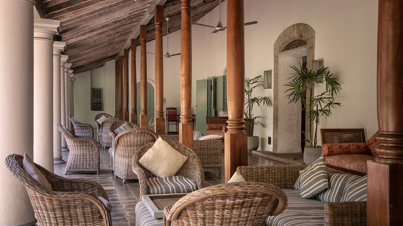 Terrasse og loungeområde på Wallawwa på Sri Lanka