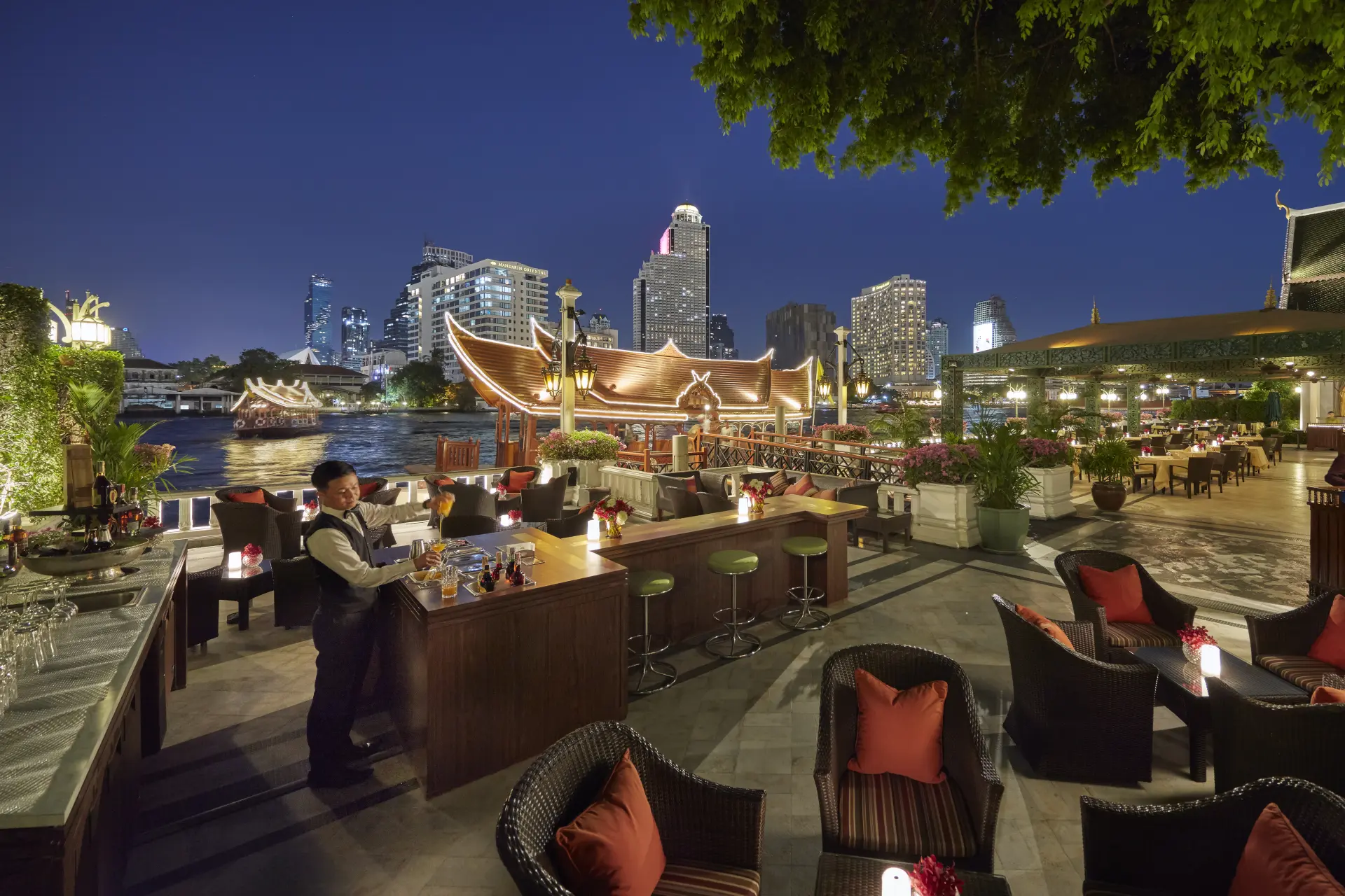 Restaurant om aftenen på Mandarin Oriental Bangkok i Thailand