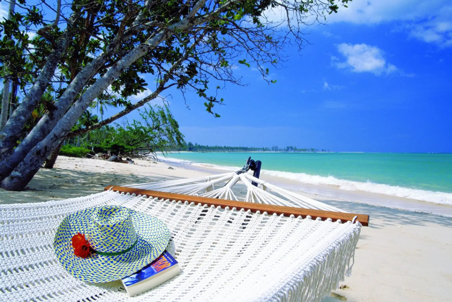Hængekøje på stranden på The Sarojin, Khao Lak i Thailand