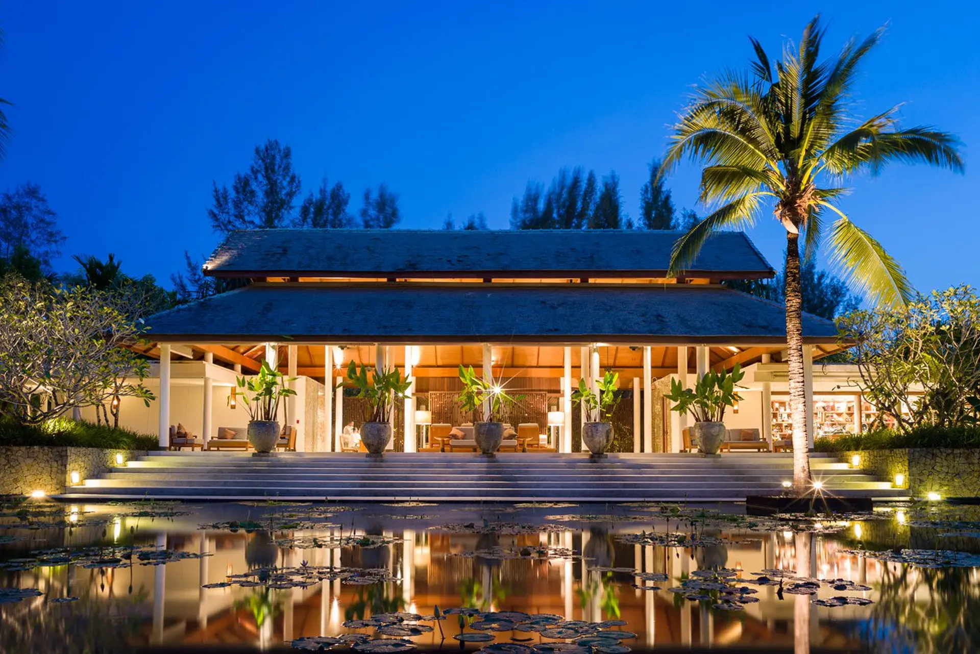Udefra om aftenen på The Sarojin, Khao Lak i Thailand