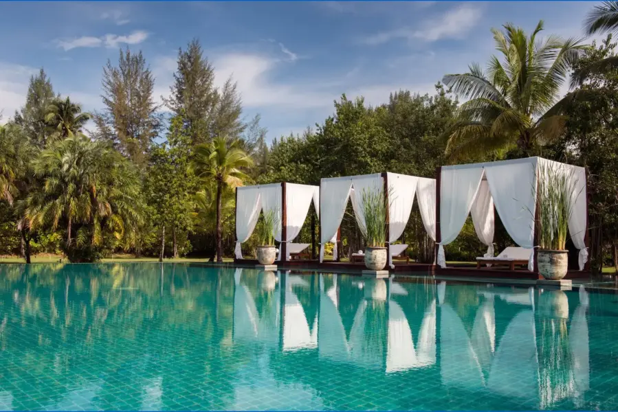 Pool med liggestole på The Sarojin, Khao Lak i Thailand