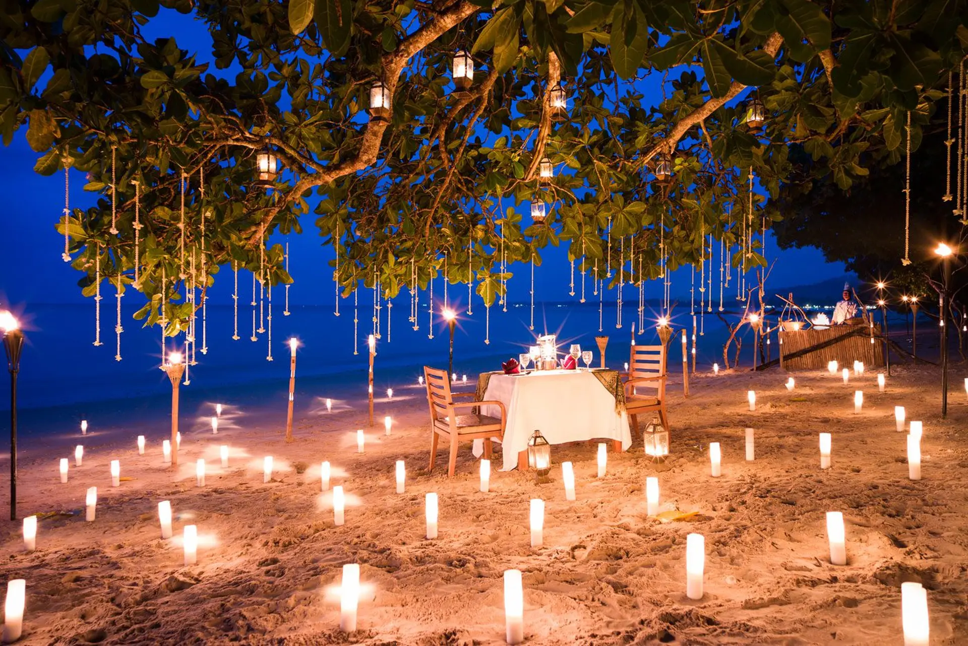 Romantisk par middag på stranden på The Sarojin, Khao Lak i Thailand