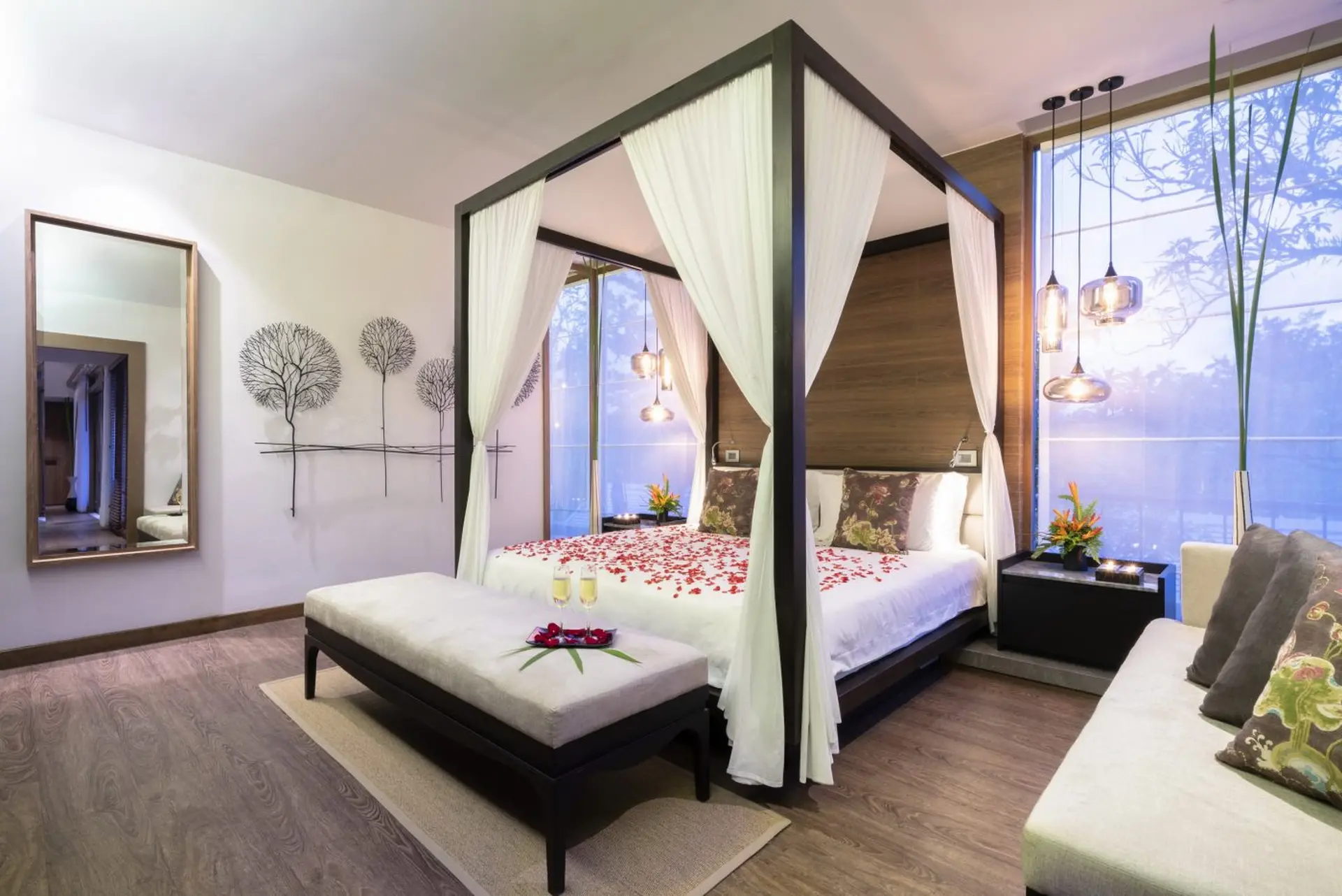 Soveværelse med himmelseng på The Sarojin, Khao Lak i Thailand