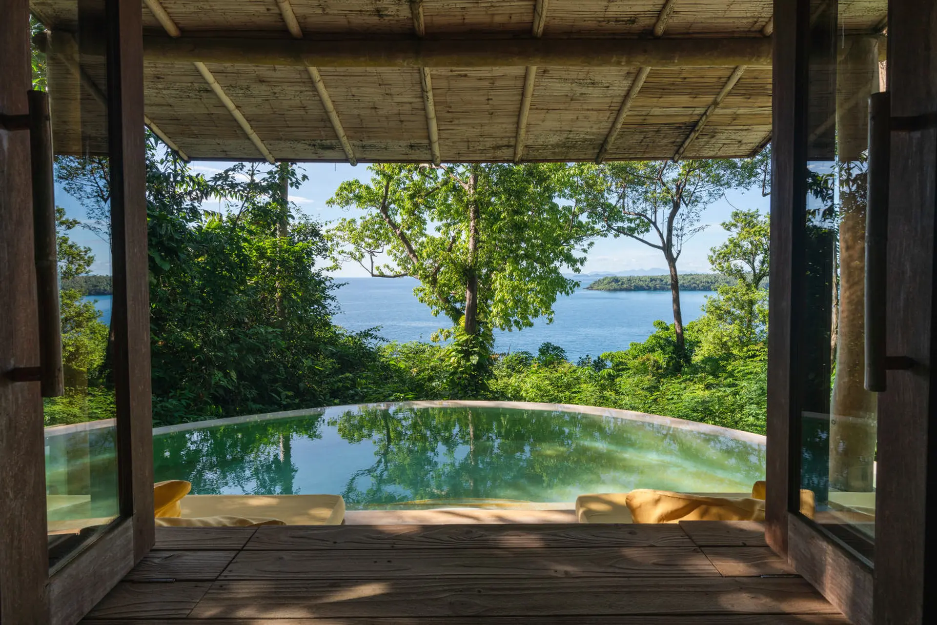 Udsigten fra poolen i en Sunset Ocean View Pool Villa på Soneva Kiri i Thailand