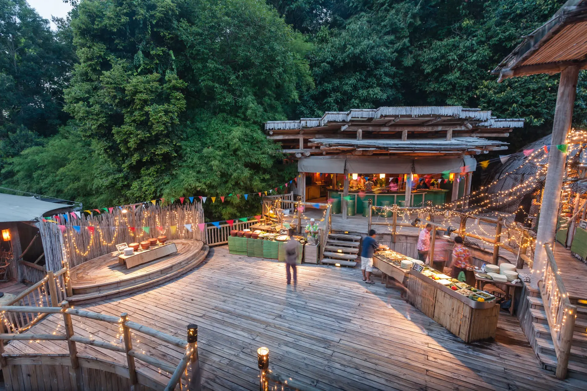 Udendørs buffet på Soneva Kiri i Thailand