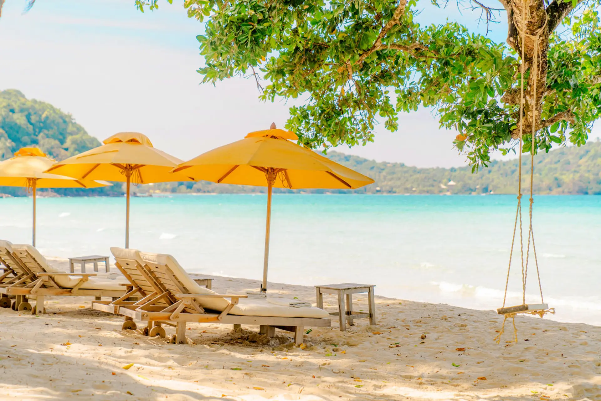 Solsenge og gynge på stranden på Soneva Kiri i Thailand