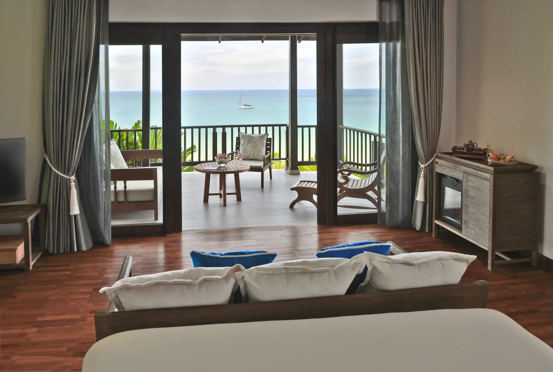 Bayfront udsigt fra soveværelset på Pimalai på Koh Lanta i Thailand