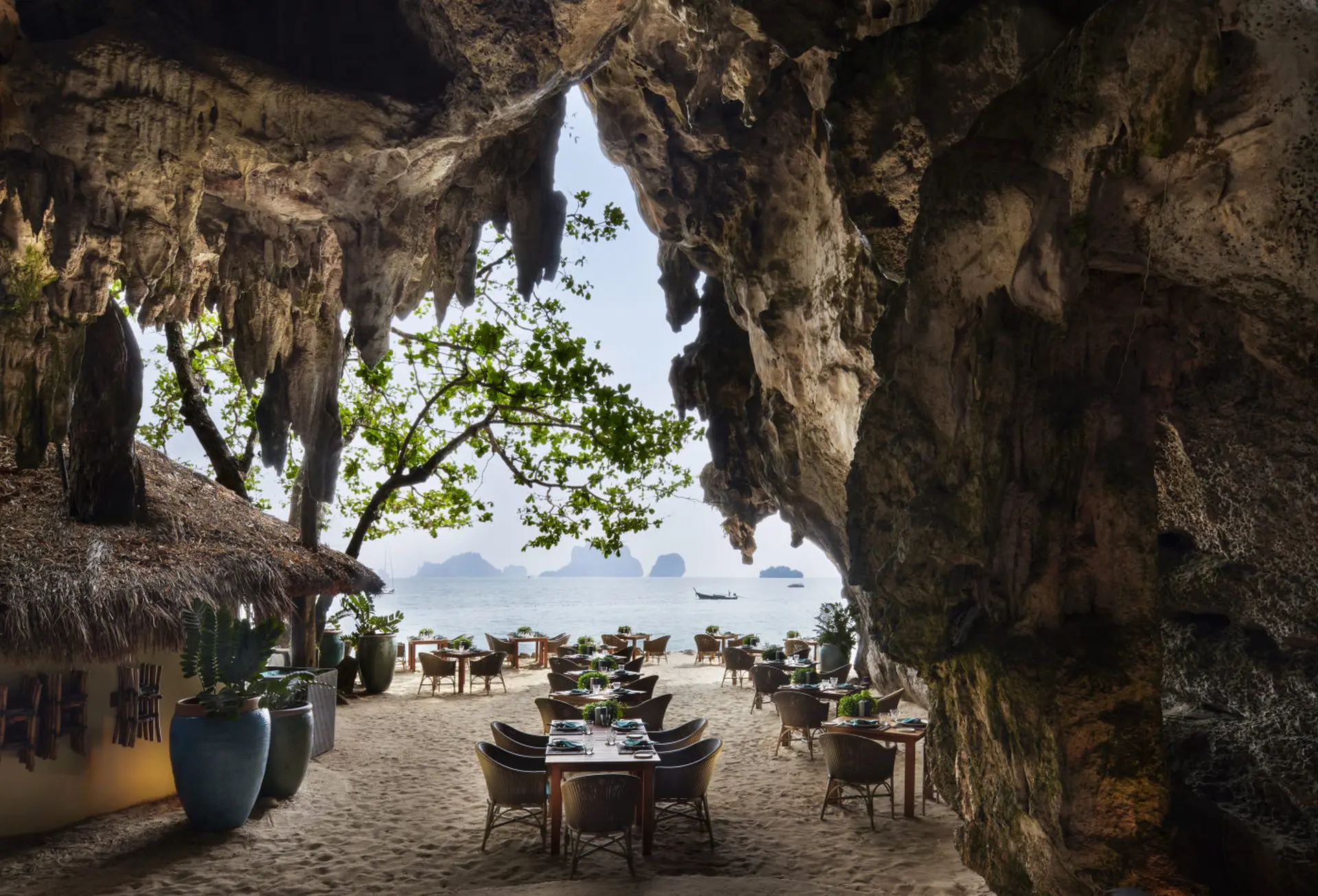 Restaurant i en grotte på stranden på Rayavadee i Thailand