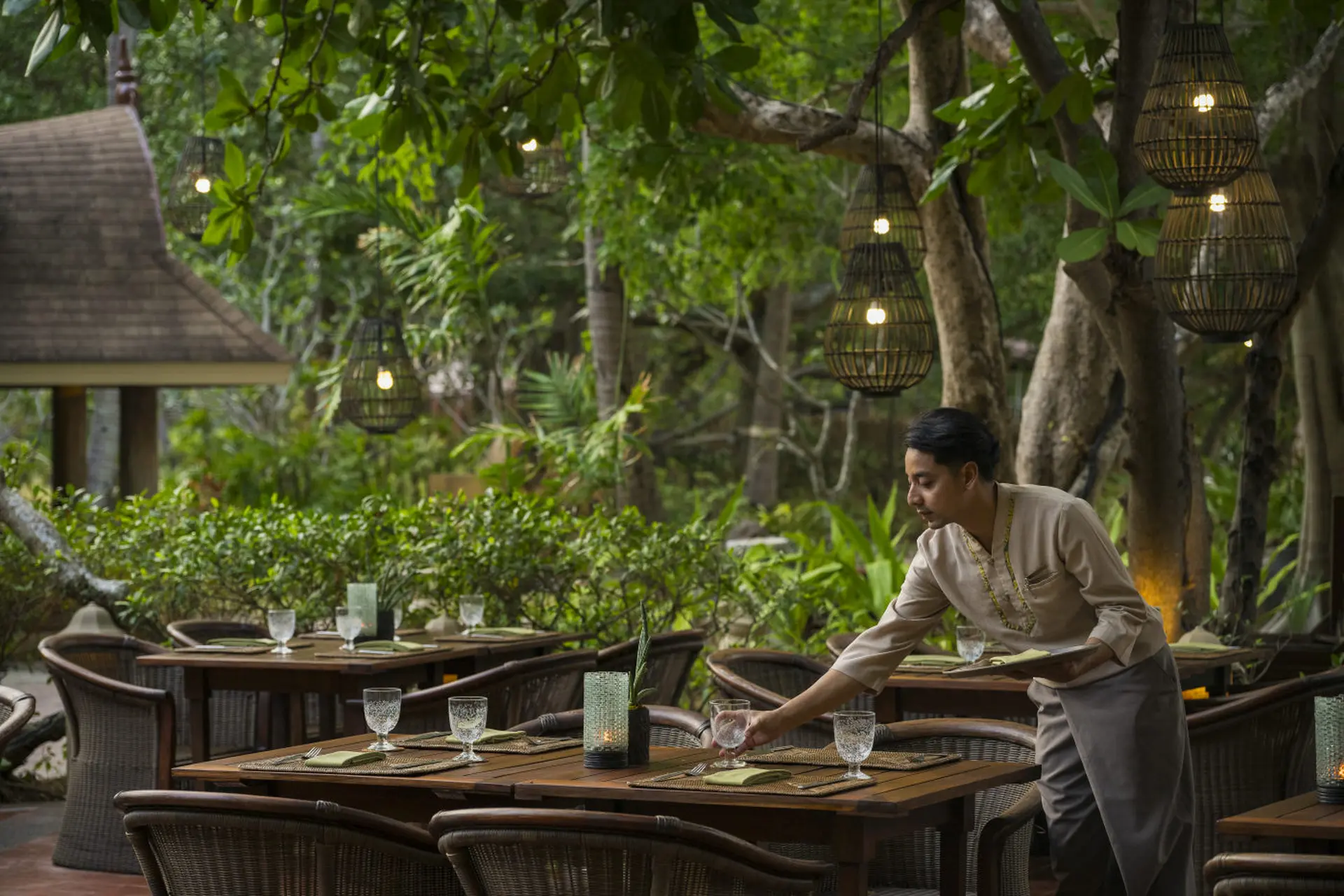 Tjener der serverer på Rayavadee i Thailand