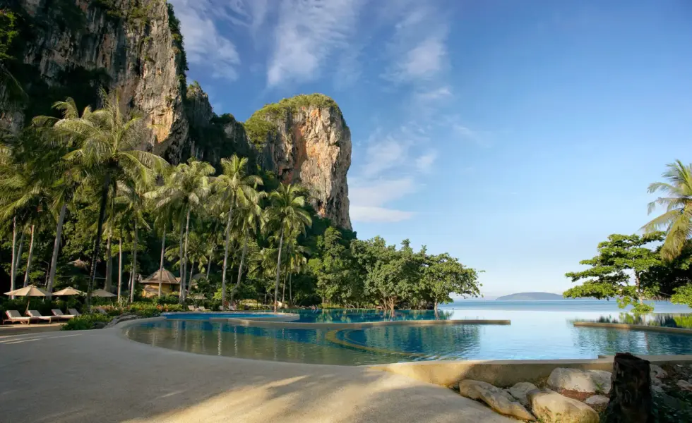 Poolen på Rayavadee i Thailand
