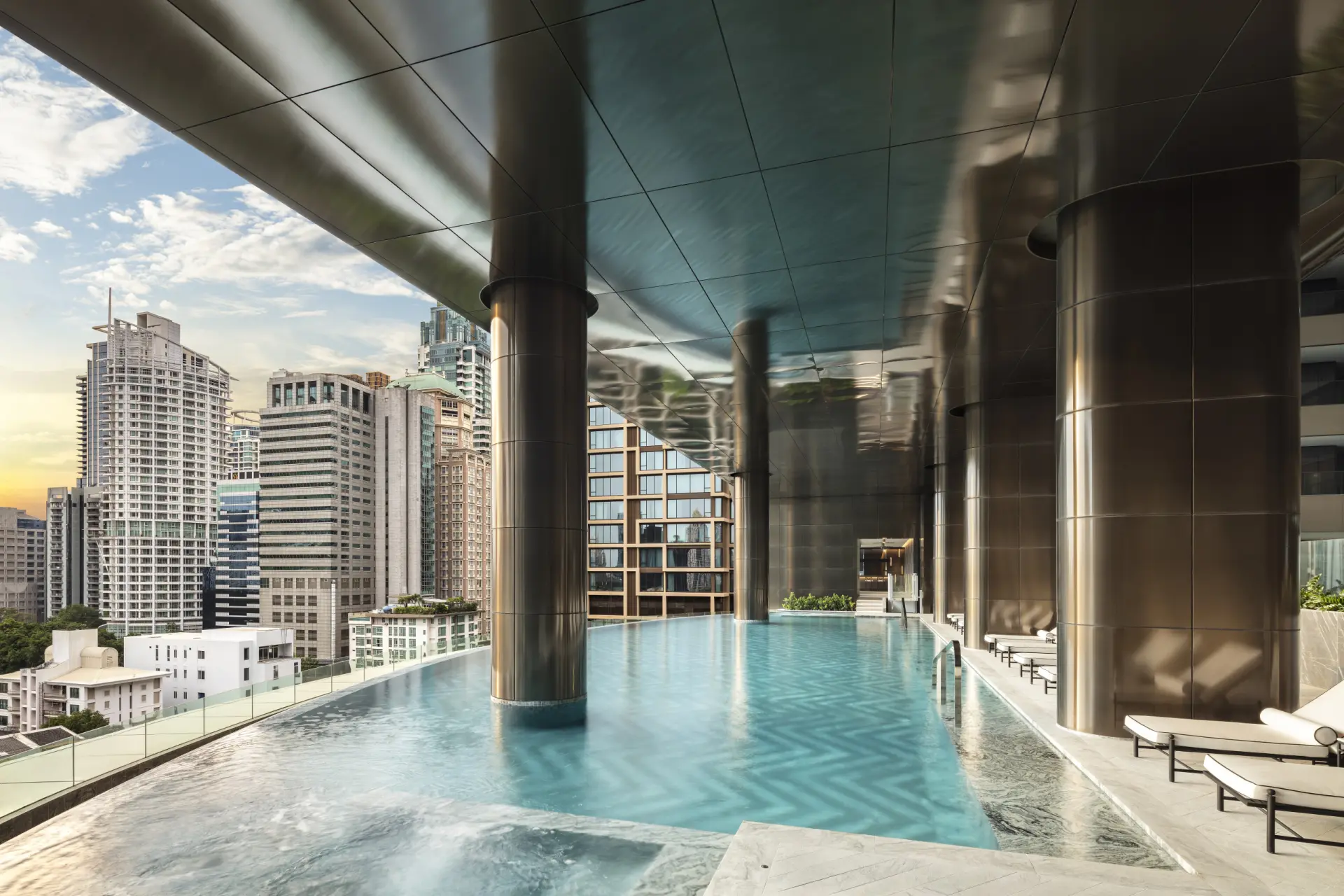 Poolen på Sindhorn Kempinski i Thailand