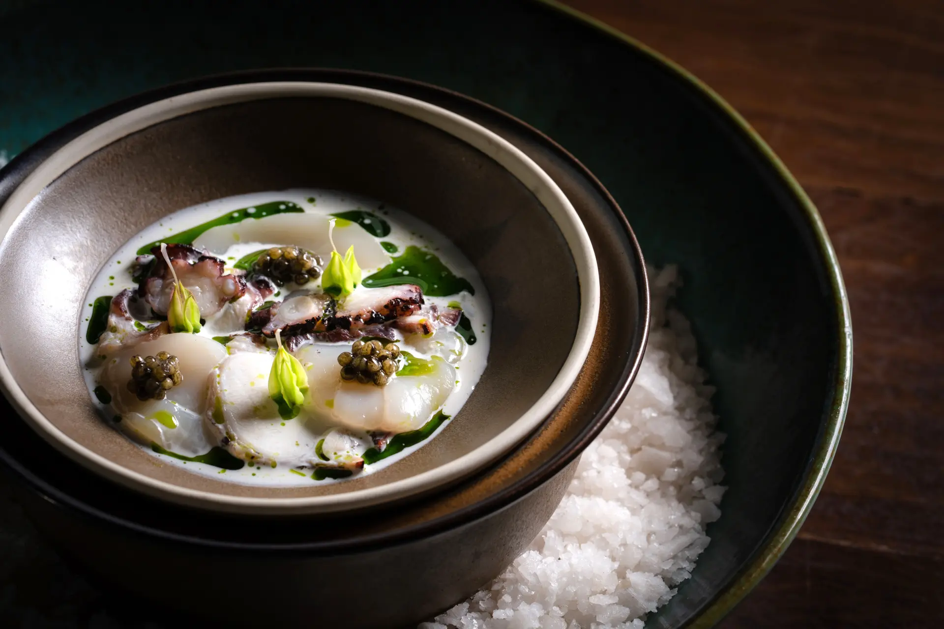 En af retterne til Dining on the Rocks for to på Six Senses Koh Samui, Thailand