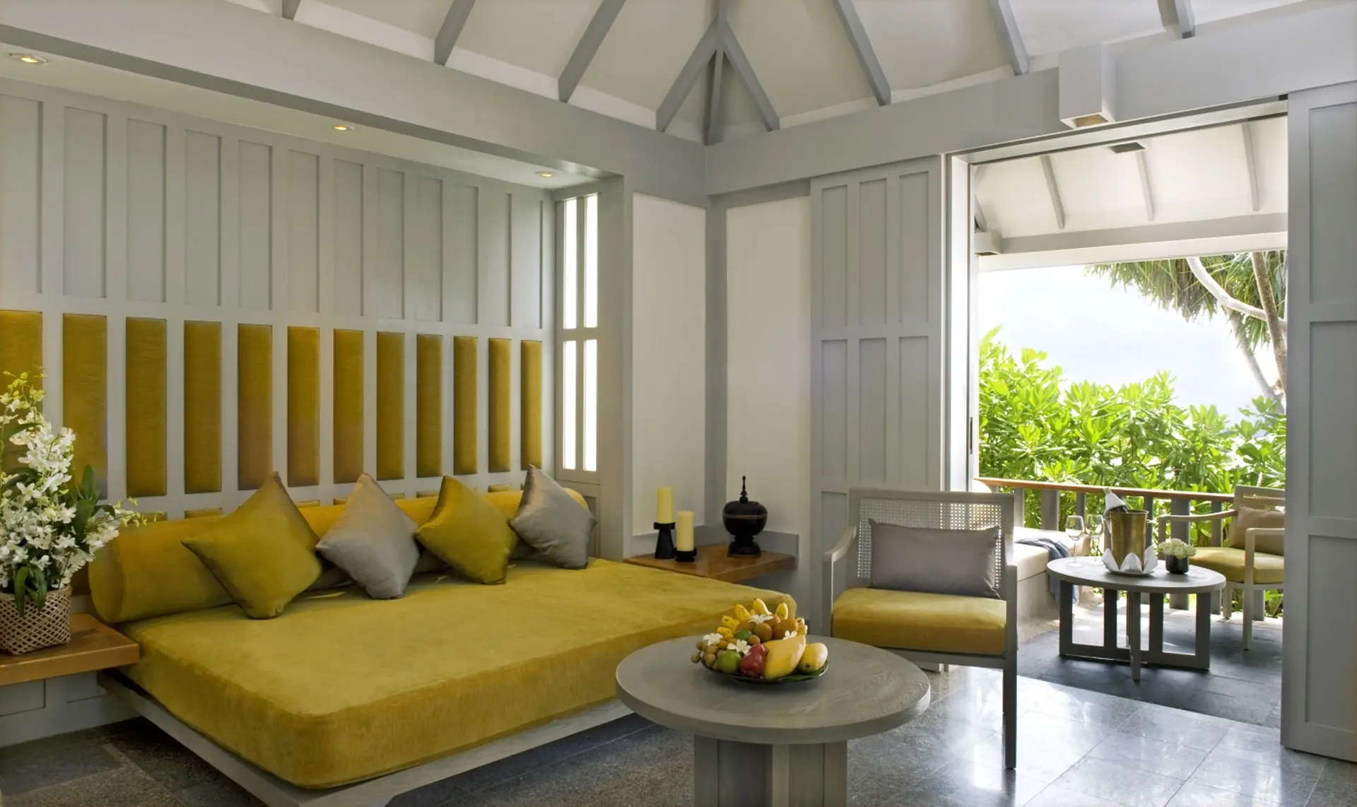 Deluxe Suite Lounge room på The Surin Phuket i Thailand