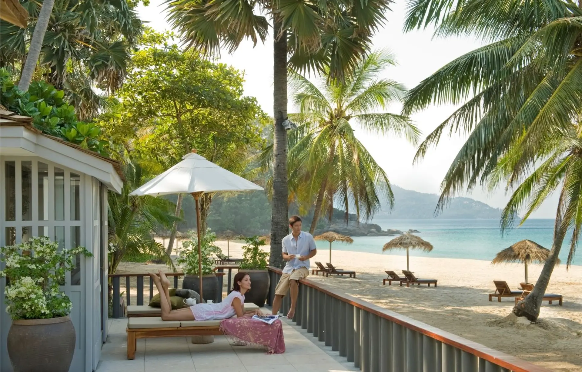Beach studio suite med terrasse på The Surin Phuket i Thailand