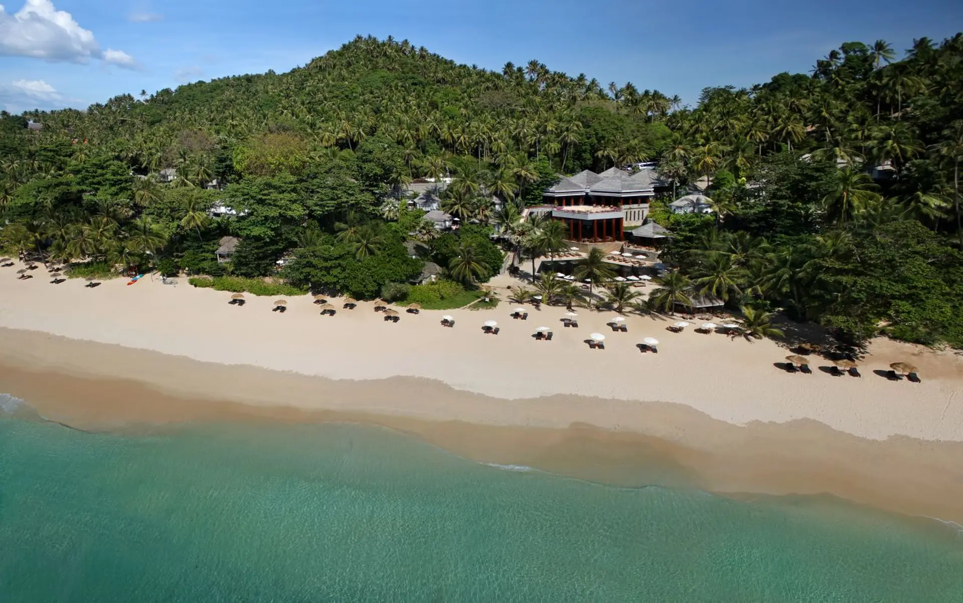 stranden og hotellet på The Surin Phuket i Thailand