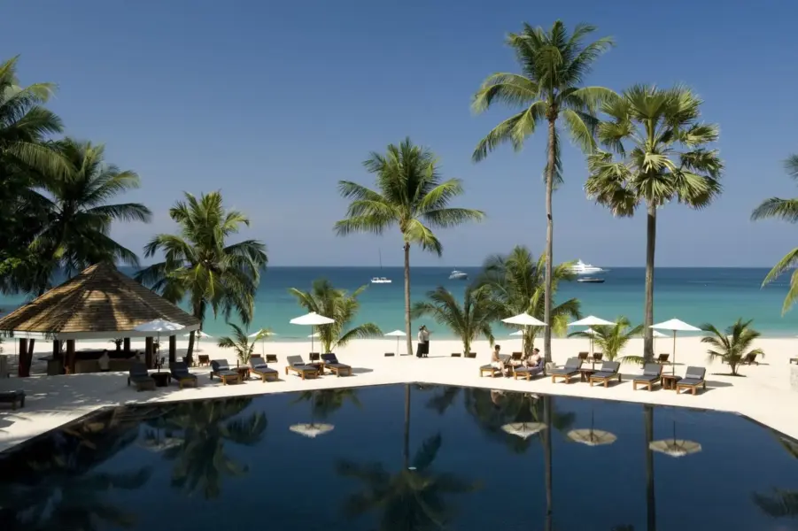 Poolområde på The Surin Phuket i Thailand