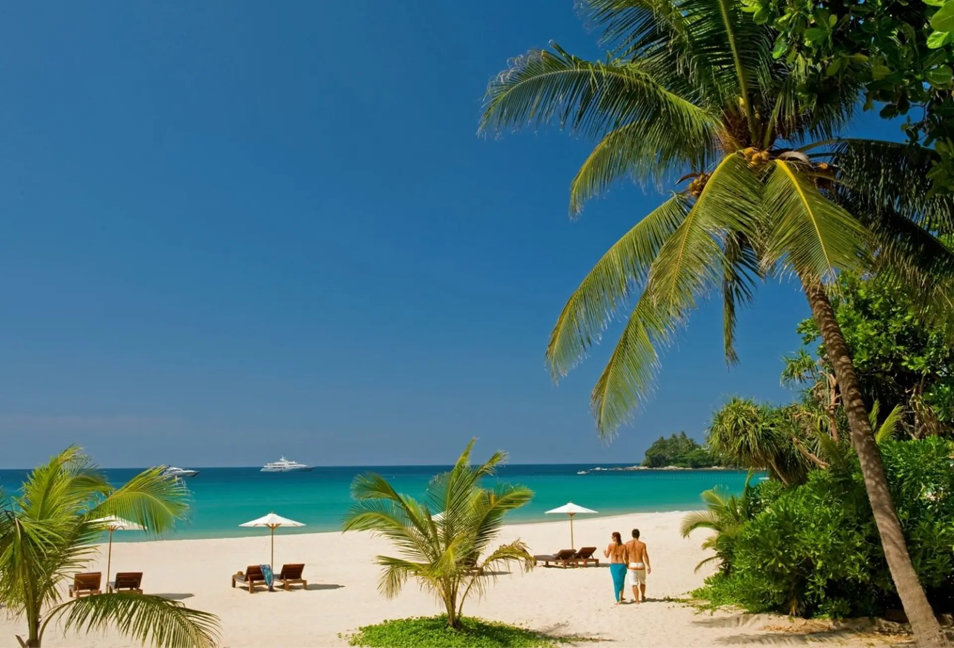 Stranden og havet på The Surin Phuket i Thailand