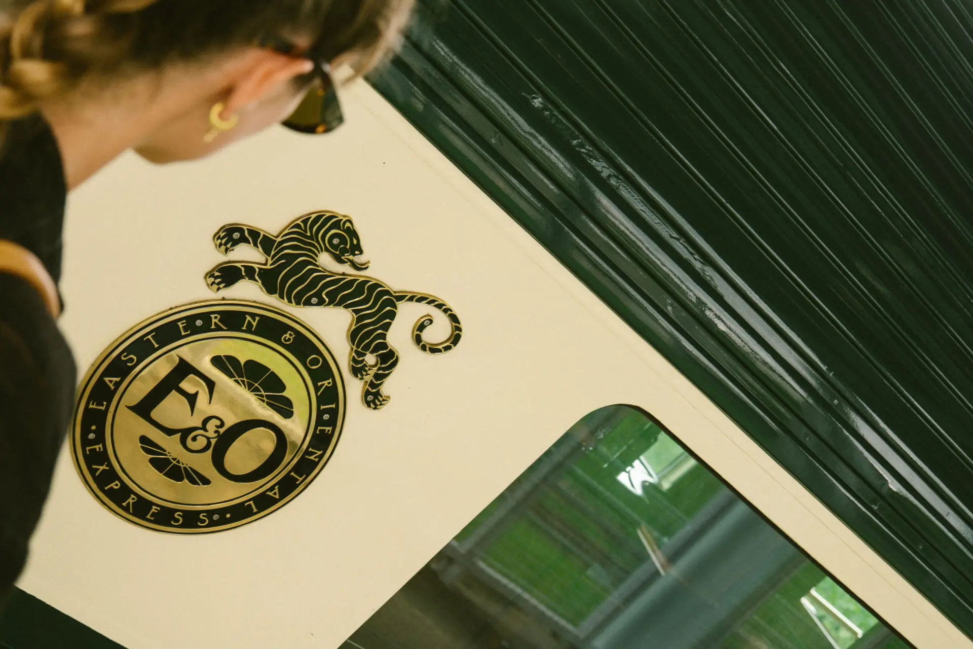 Kvinde foran Eastern Oriental Express, A Belmond Train, Togrejser, Asien