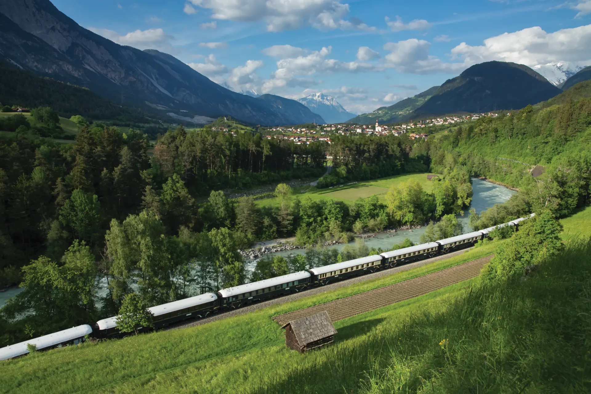 Luftfoto af Venice Simplon-Orient-Express, A Belmond Train, Europa, Togrejser