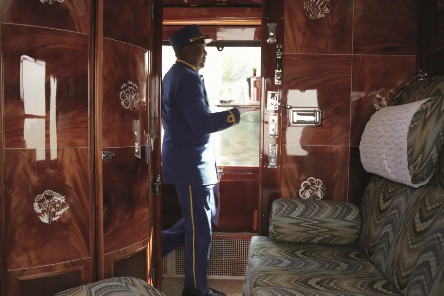 Personale bringer roomservice til kabine på Venice Simplon-Orient-Express, A Belmond Train, Europa, Togrejser