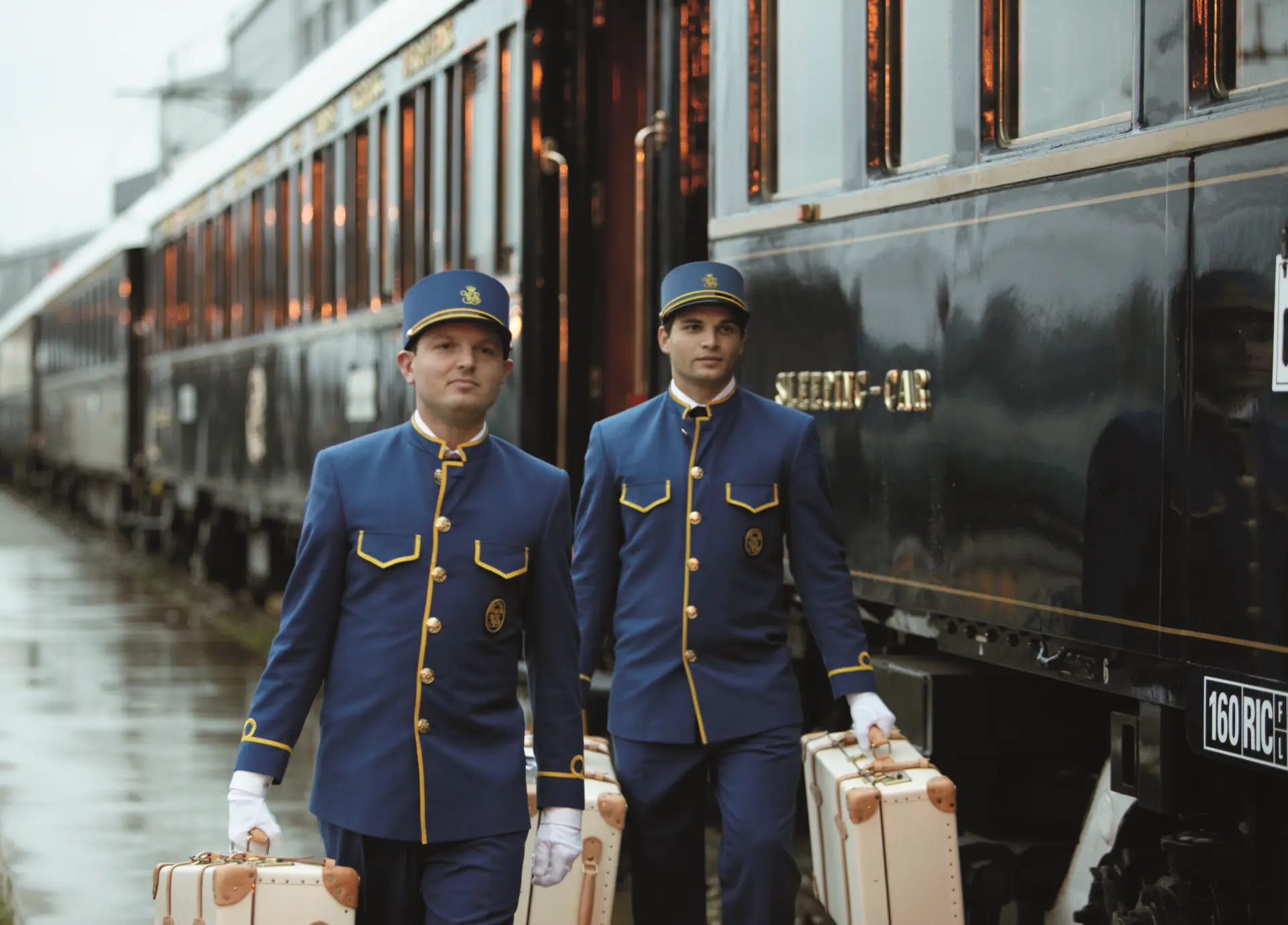 Personale bærer kufferter til Venice Simplon-Orient-Express, A Belmond Train, Europa, Togrejser