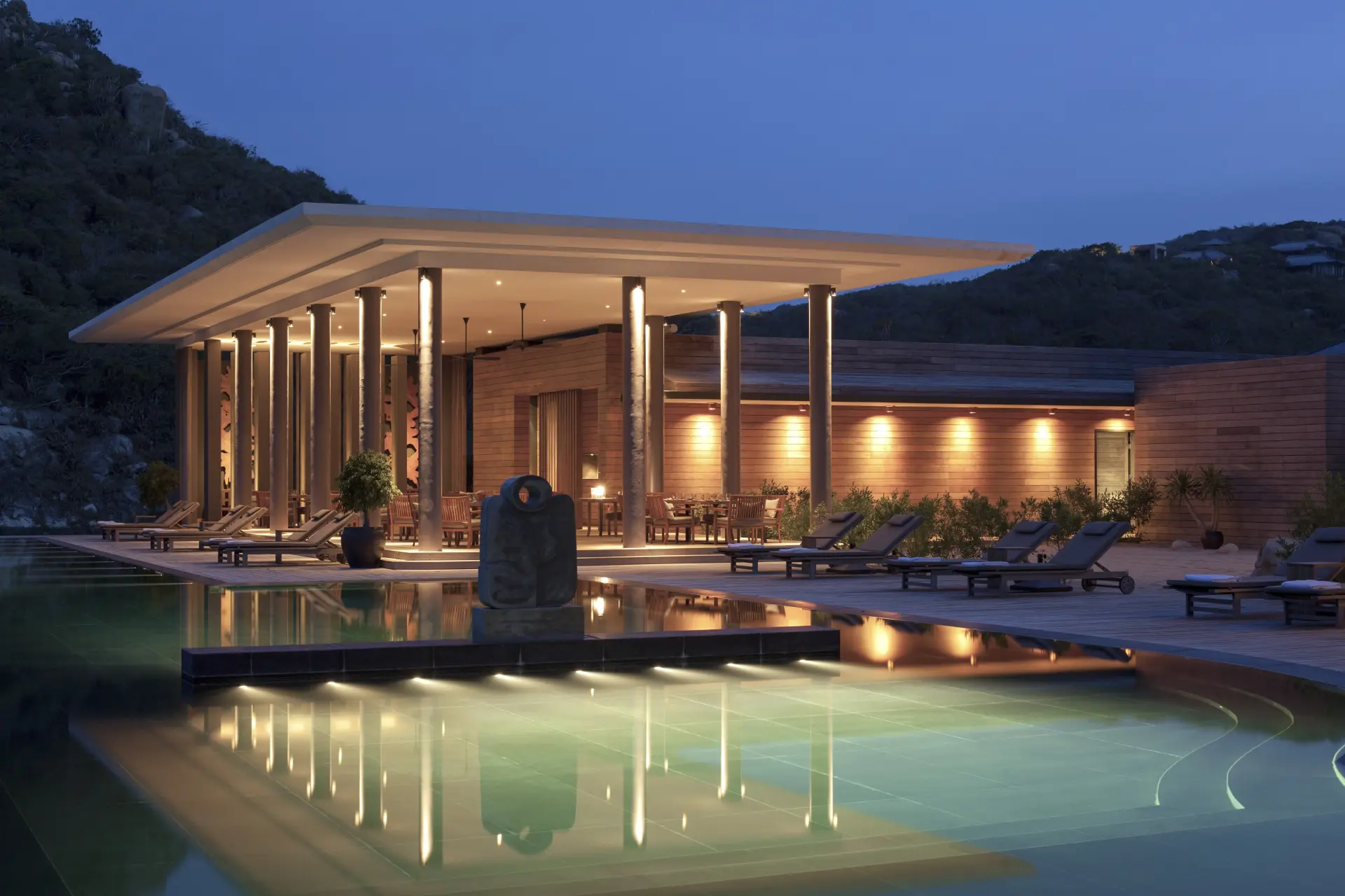 Beach Club restaurant om aftenen på Amanoi i Vietnam