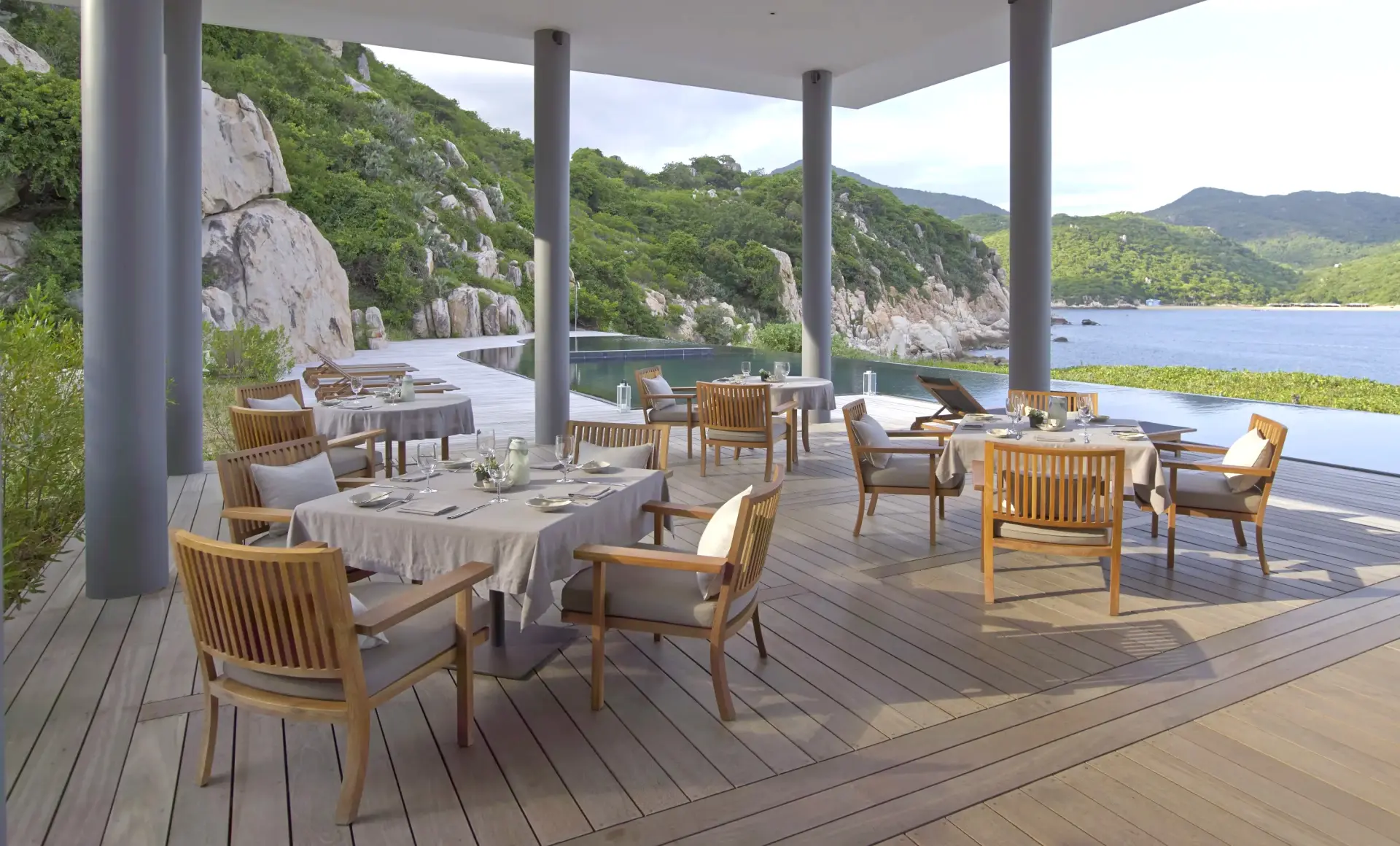 Club dining område med havudsigt på Amanoi i Vietnam