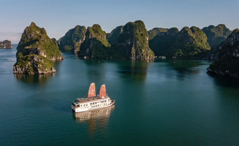 Heritage Line i Halong Bay & Lan Ha Bay, Vietnam