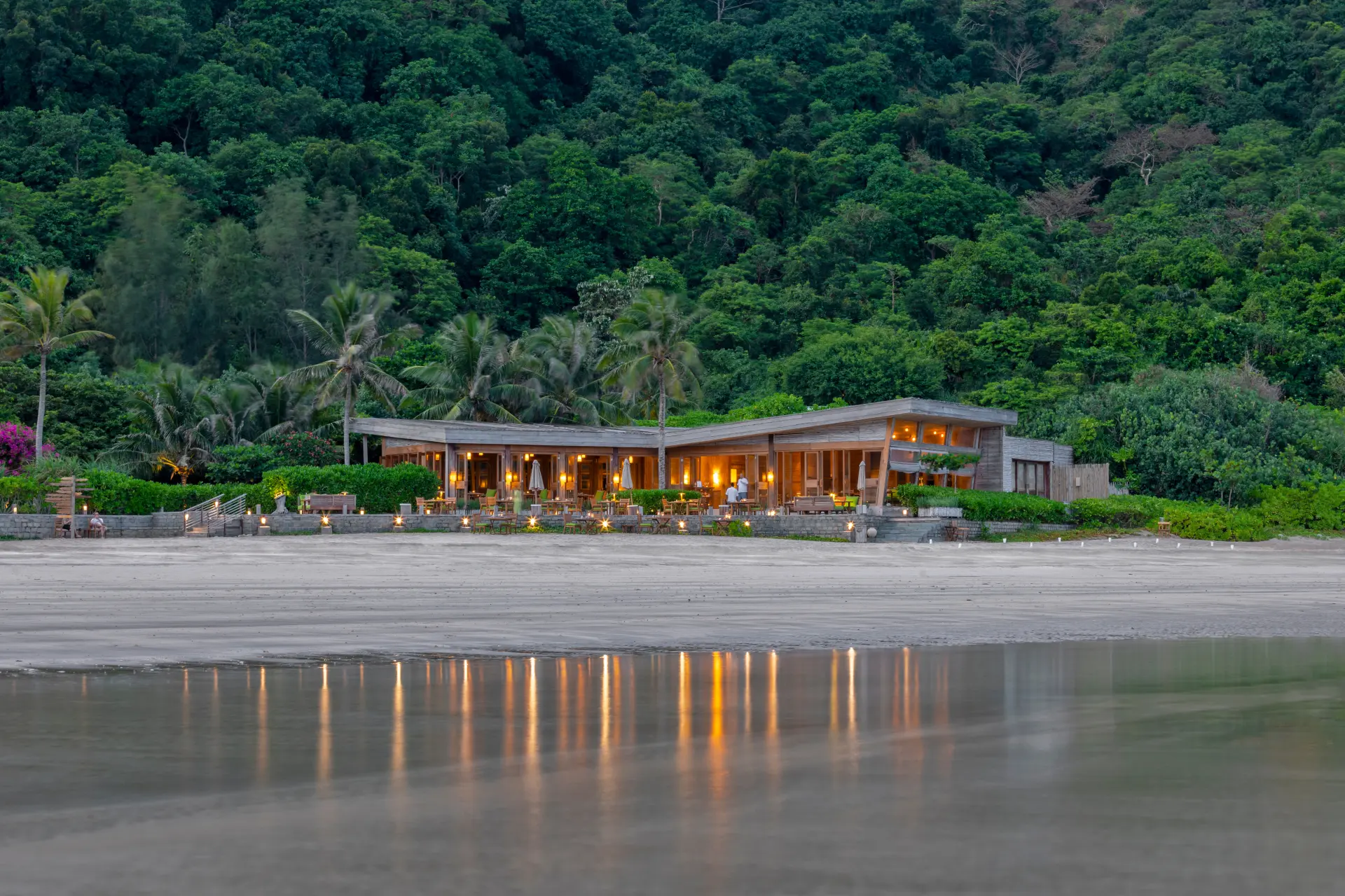 By the Beach Restaurant på Six Senses Con Dao i Vietnam