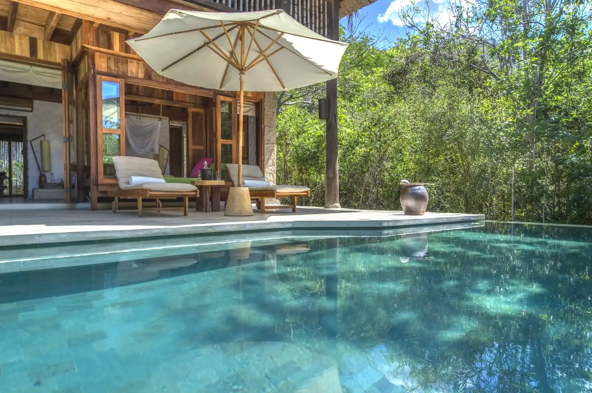 Beach villa med pool og liggestole på Six Senses Nihn Van Bay i Vietnam