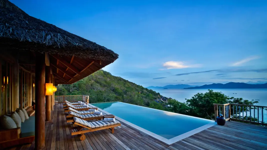 Hiltop pool og udsigt over havet på Six Senses Nihn Van Bay i Vietnam