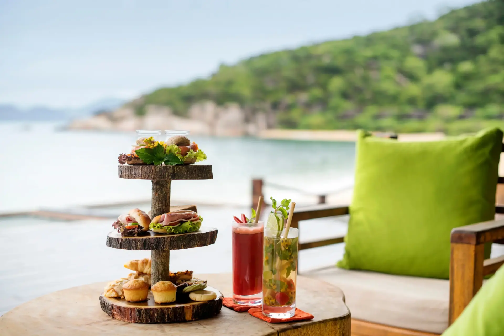Mad og drinks servering på Six Senses Nihn Van Bay i Vietnam