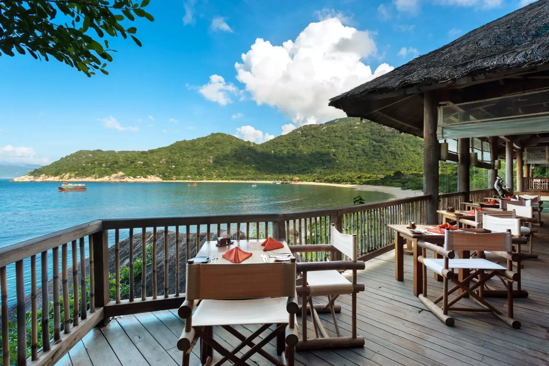 Middag med udsigt over vandet på Six Senses Nihn Van Bay i Vietnam