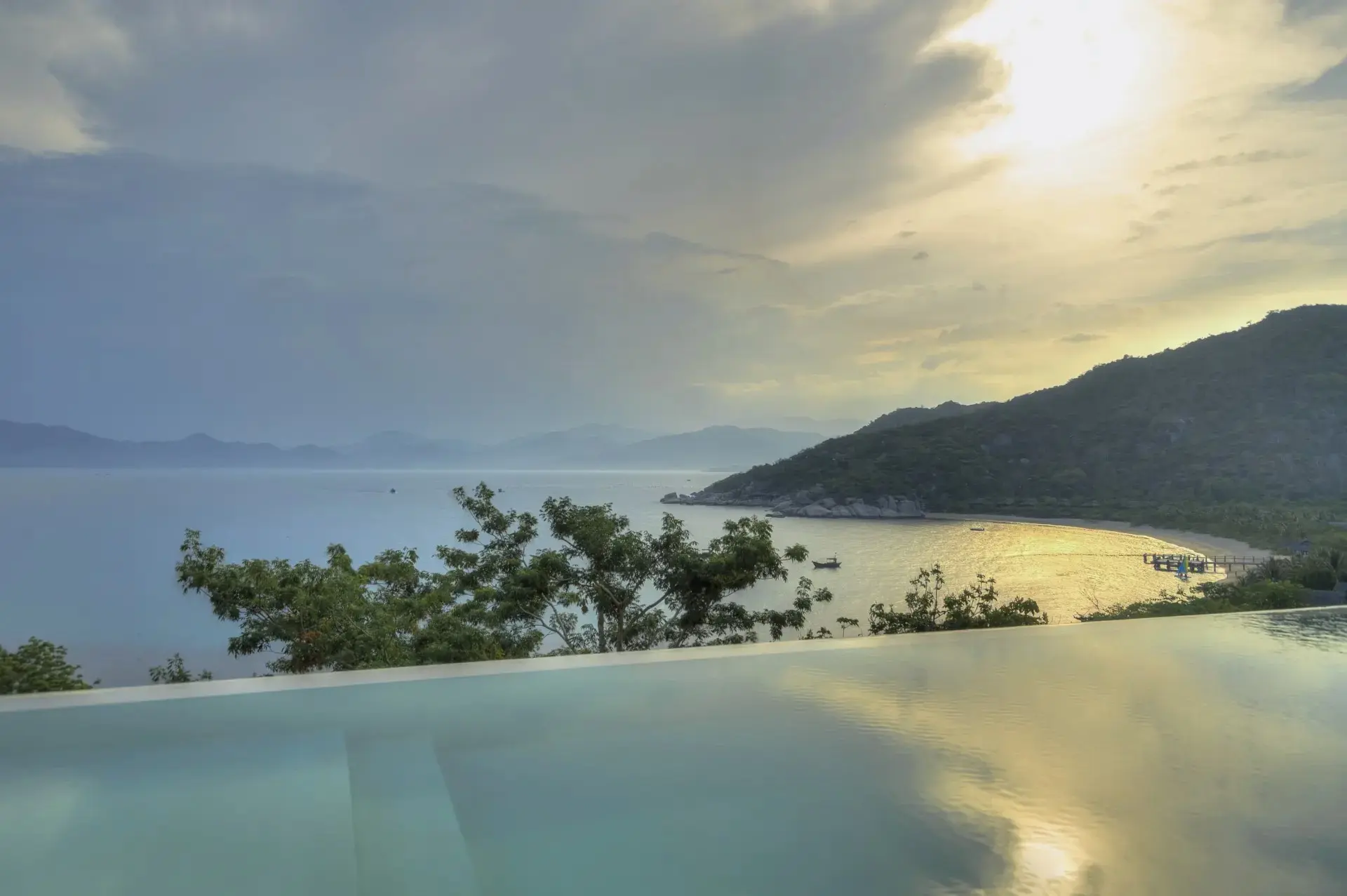 Udsigt fra poolen på Six Senses Nihn Van Bay i Vietnam