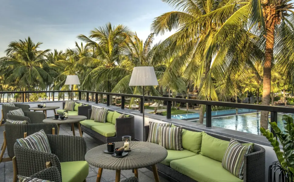 Lounge område udenfor på Four Seasons The Nam Hai i Vietnam